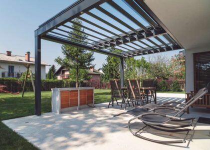 Pourquoi choisir une pergola bioclimatique rétractable plutôt qu’une pergola classique ?